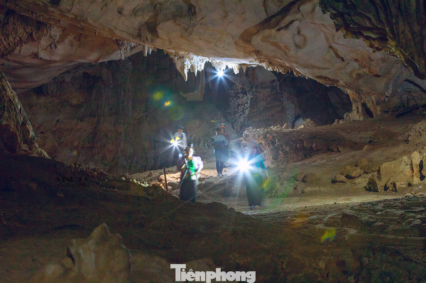 Có điểm trong hang Chi Đảy rất tối, người tham quan phải dùng đèn pin để soi đường.