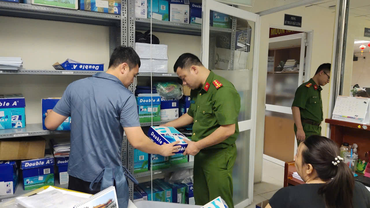 Công an tỉnh Phú Thọ tiến hành khám xét khẩn cấp nơi làm việc của các đối tượng. Công an tỉnh Phú Thọ tiến hành khám xét khẩn cấp nơi làm việc của các đối tượng.