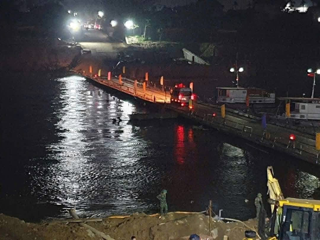 Xe cứu thương nhanh chóng được di chuyển qua cầu phao Phong Châu.