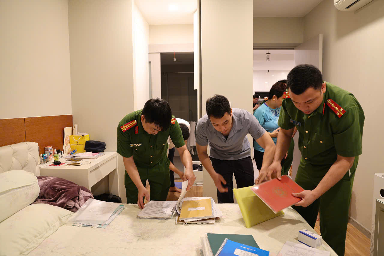 Công an tỉnh Phú Thọ khám xét nơi ở của đối tượng Trần Hồng Hà. Công an tỉnh Phú Thọ khám xét nơi ở của đối tượng Trần Hồng Hà.