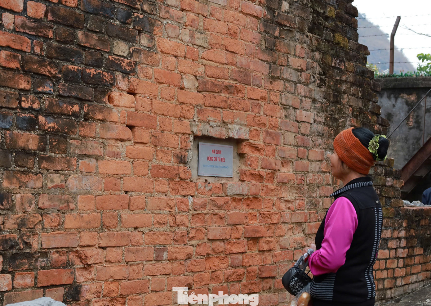 Tháng 2/1940, chi bộ lâm thời chuyển thành chi bộ chính thức, đồng chí Trần Huy Liệu làm bí thư. Tháng 5/1940, chi ủy đã triệu tập Đại hội, đồng chí Tô Hiệu được bầu làm Bí thư Chi bộ. Chi bộ nhà tù Sơn La ra đời, đánh dấu một giai đoạn phát triển mới của phong trào cách mạng tại Sơn La. Trong ảnh là nơi giam giữ đồng chí Tô Hiệu.