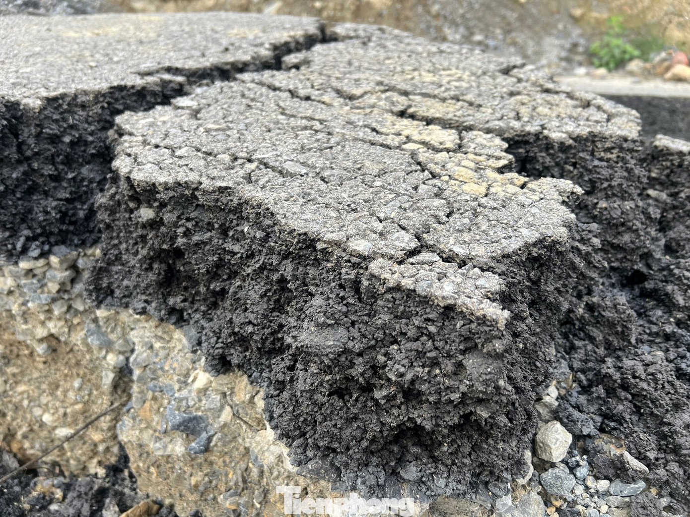 Mặt đường bị bong tróc nghiêm trọng, xuất hiện hàng loạt khe nứt dài. Mặt đường bị bong tróc nghiêm trọng, xuất hiện hàng loạt khe nứt dài.