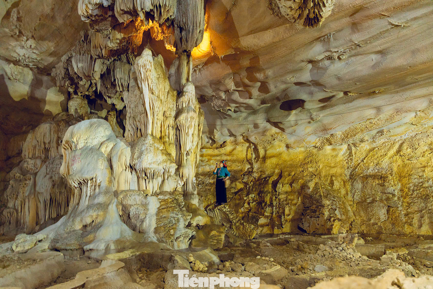 Quần thể hang Chi Đảy gồm 4 hang động, nằm cùng trên một dãy núi đá vôi được bao phủ bởi khu rừng nguyên sinh quanh năm mát mẻ.