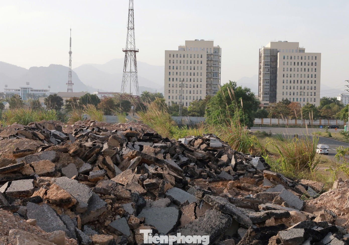 "Việc đỗ rác thải xây dựng được thực hiện công khai nhưng không có ai ngăn cấm. Nếu không ngăn chặn kịp thời sẽ hình thành "núi" rác, làm mất mỹ quan đô thị, gây ô nhiễm môi trường", ông Tuyến nói.