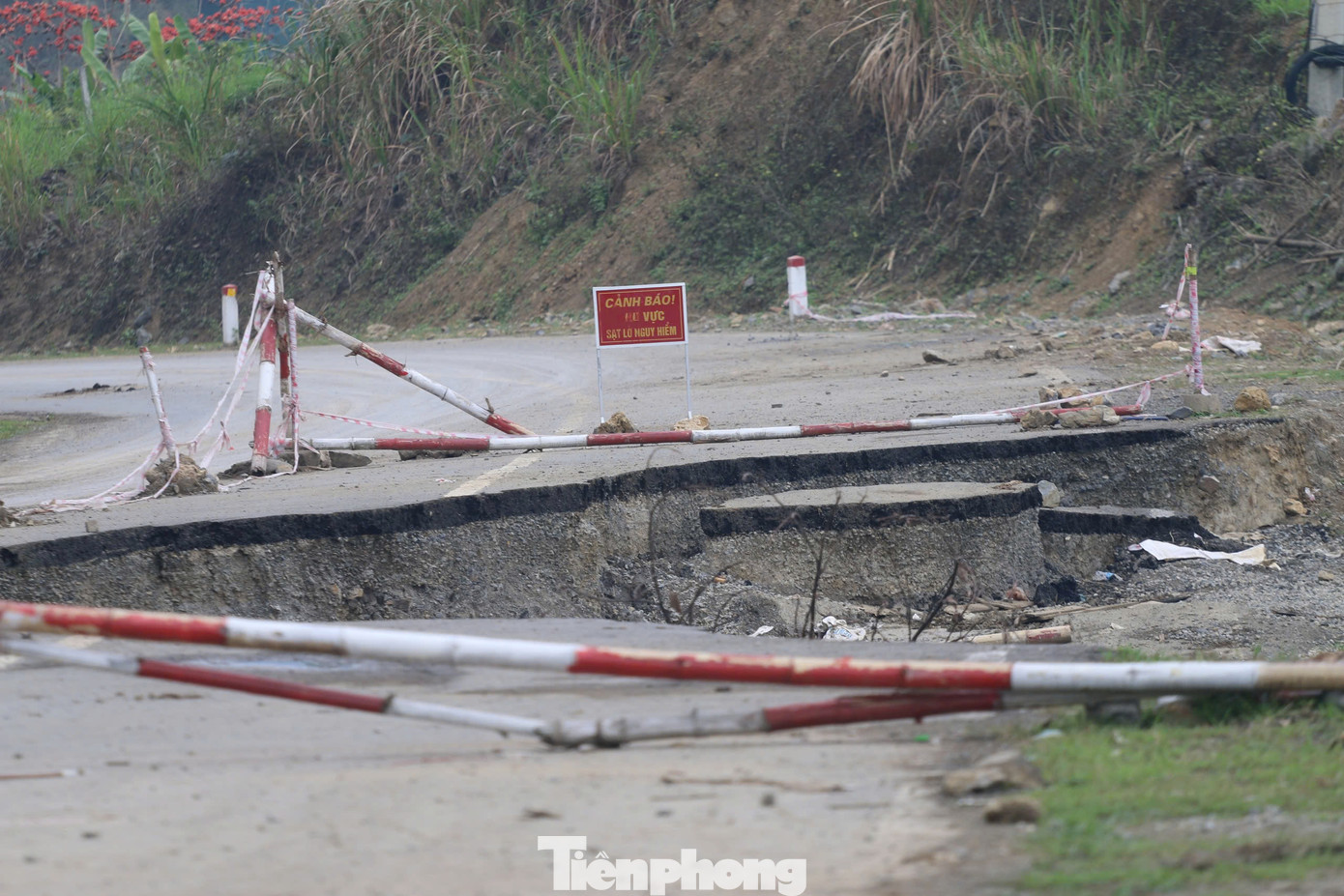 Những rào chắn tạm bợ bằng cọc tre, dây cảnh báo được dựng lên để cảnh báo người tham gia giao thông. Những rào chắn tạm bợ bằng cọc tre, dây cảnh báo được dựng lên để cảnh báo người tham gia giao thông.