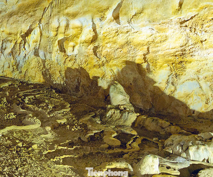 Trong hang, các nhũ đá theo thời gian hình thành nên những khu vực có hình thù như những cánh đồng ruộng bậc thang. Trong "ruộng bậc thang" là vô số những viên cuội to nhỏ, các loại hình quả na, cam….