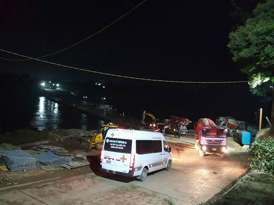 Ngày khi xe cấp cứu đến, những người lính công binh ngay lập tức thu dọn máy móc.