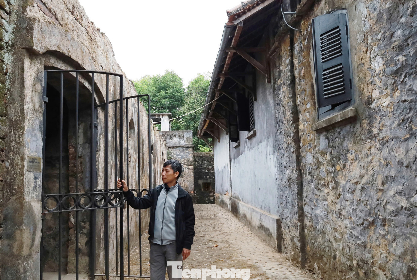 Thông tin tại di tích nêu: Cuối thế kỷ XIX, thực dân Pháp đã thiết lập bộ máy cai trị trên vùng Tây Bắc. Đầu năm 1908, chúng cho xây dựng nhà tù Sơn La trên đồi Khau Cả (tổ 9, phường Tô Hiệu, TP. Sơn La, tỉnh Sơn La). Qua 3 lần xây dựng và mở rộng, nhà tù Sơn La có tổng diện tích là 2.184m2, với 49 phòng giam lớn, nhỏ khác nhau.