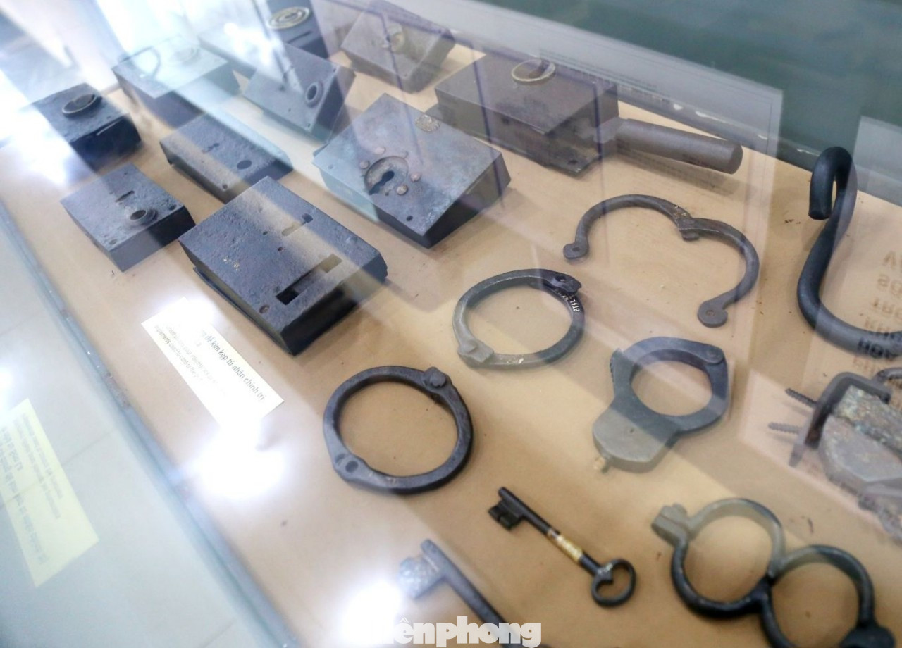 Thực dân Pháp đã cho xây dựng nhiều trại giam, đặc biệt là khu xà lim ngầm sâu dưới lòng đất 3,5m với diện tích 110m2. Trong phòng giam, sàn nằm của tù nhân được thiết kế bằng đá, láng xi măng với hệ thống cùm chân chạy dọc theo chiều dài của sàn.