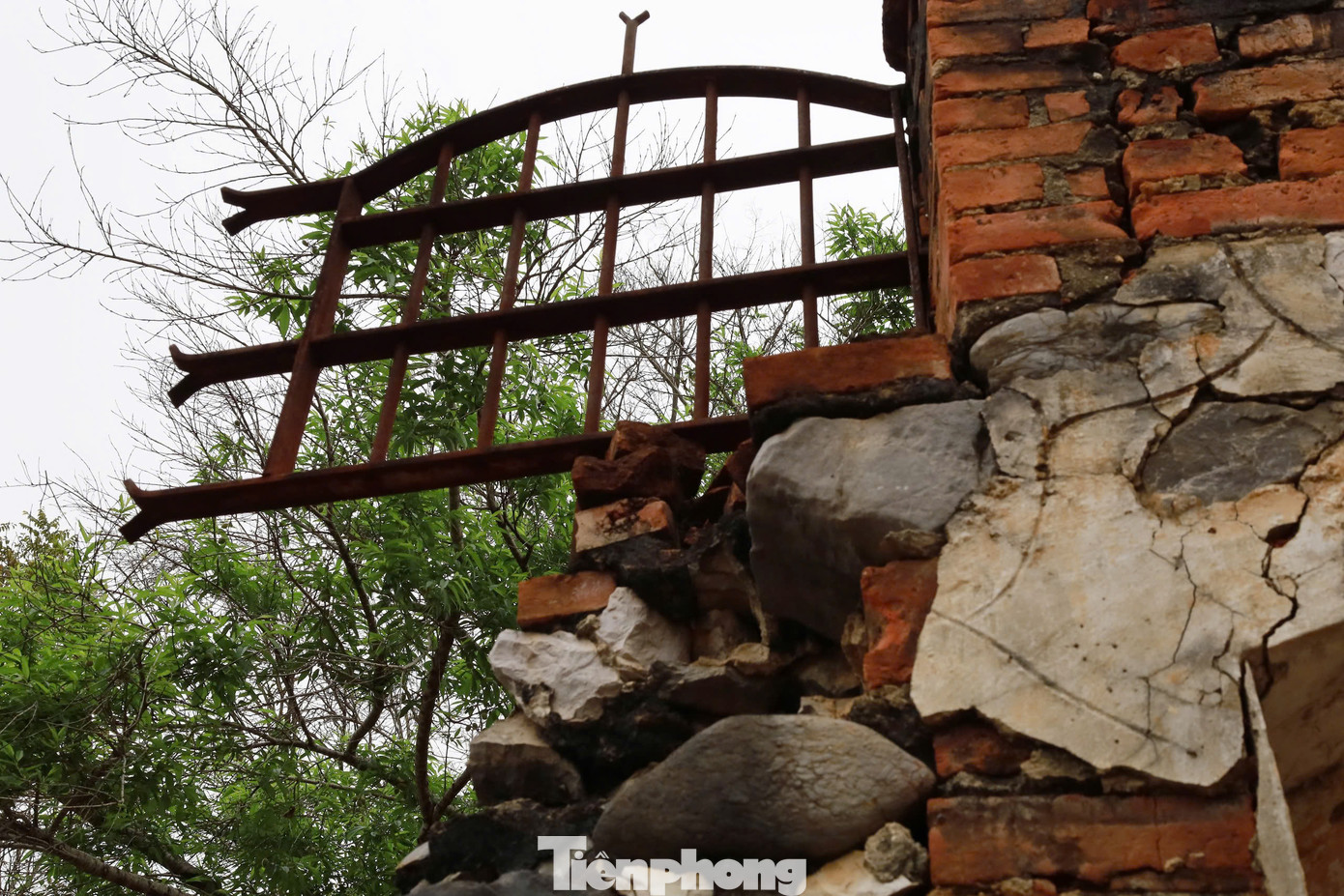 Hiện nay, thiếu niên, nhi đồng, người tàn tật được miễn phí vé vào tham quan; các bác cựu chiến binh, học sinh trung học phổ thông, người dân ở vùng sâu, vùng xa, khu vực biên giới được giảm 50% giá vé. "Việc miễn giảm vé vào tham quan khu di tích nhằm thu hút các cháu học sinh đến đây tham quan, học tập về lịch sử, truyền thống yêu nước, ý chí cách mạng của các thế hệ ông cha", chị Yến chia sẻ.