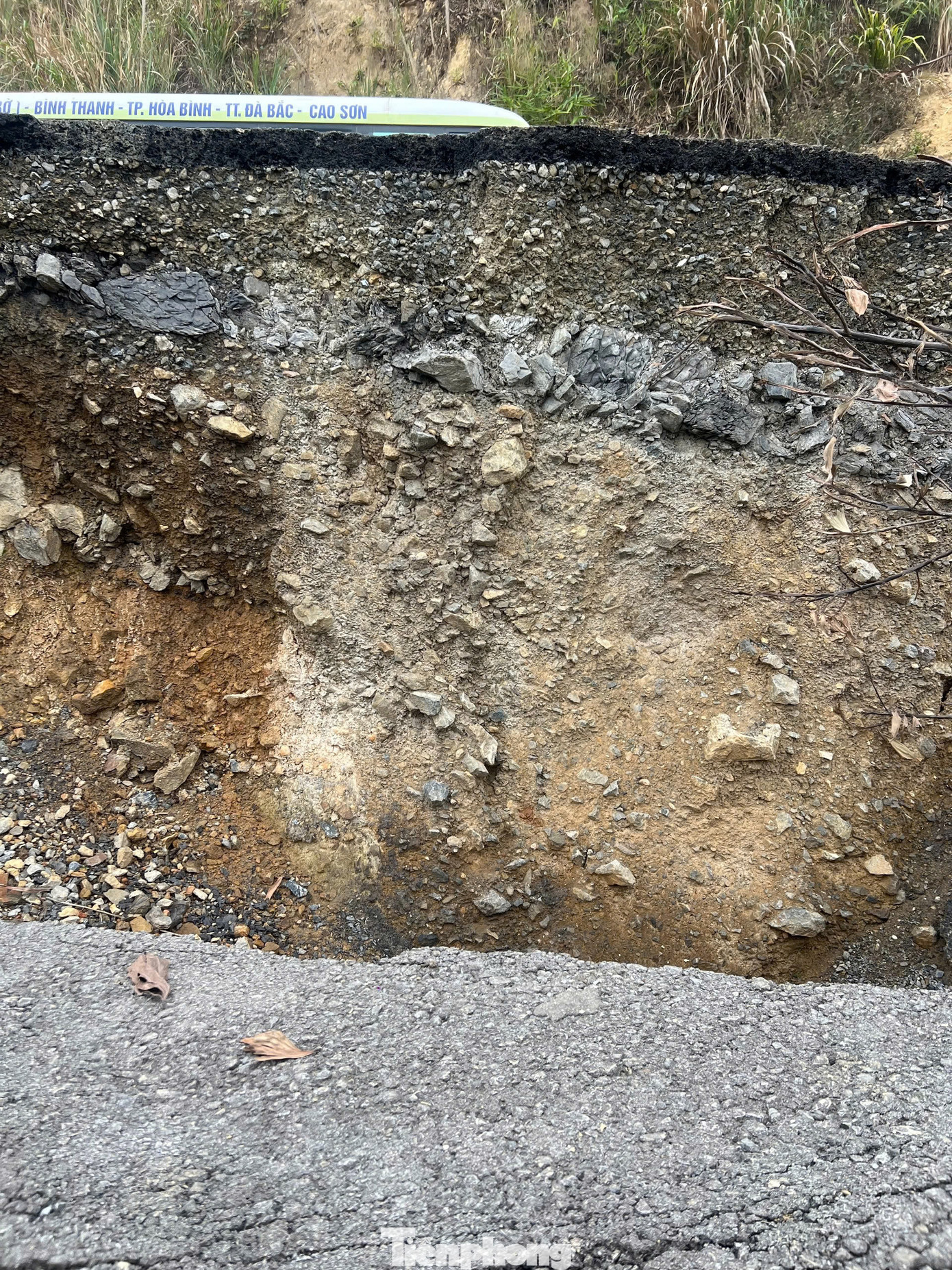 Có đoạn sạt lở tạo thành những vực sâu nguy hiểm. Có đoạn sạt lở tạo thành những vực sâu nguy hiểm.