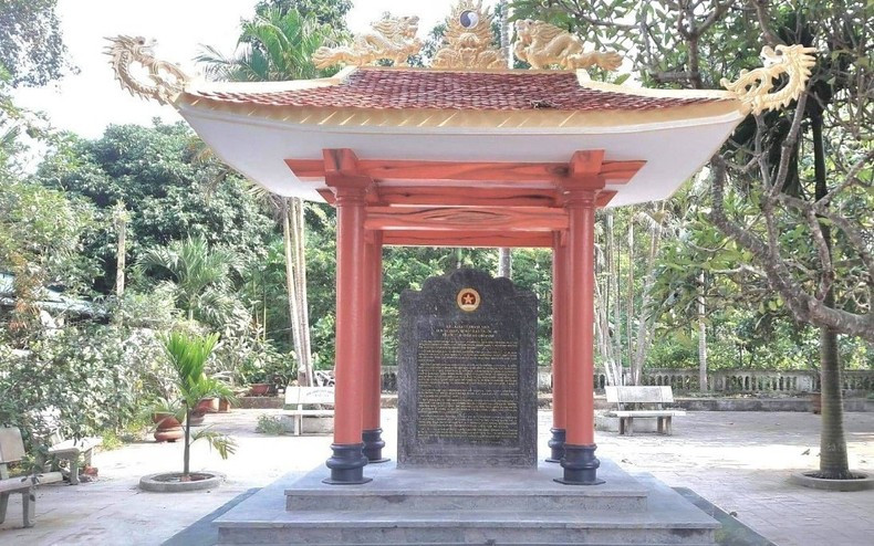 Tấm bia ghi dấu tích ngày 20/9/1972 đế quốc Mỹ ném bom xuống Khu kinh tế thanh niên khiến 45 thanh niên xung phong hy sinh. Tấm bia ghi dấu tích ngày 20/9/1972 đế quốc Mỹ ném bom xuống Khu kinh tế thanh niên khiến 45 thanh niên xung phong hy sinh.