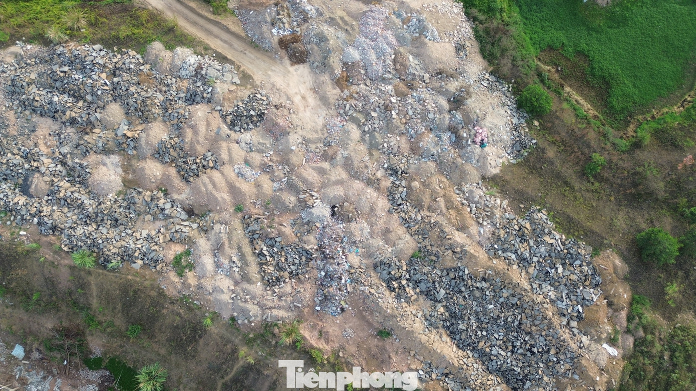 Bãi rác bao gồm đủ các loại đất đá, phế thải xây dựng như bê tông, nhựa đường, gạch đá...