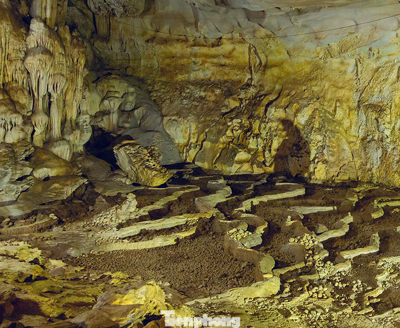 Trong hang, các nhũ đá theo thời gian hình thành nên những khu vực có hình thù như những cánh đồng ruộng bậc thang. Trong "ruộng bậc thang" là vô số những viên cuội to nhỏ, các loại hình quả na, cam….