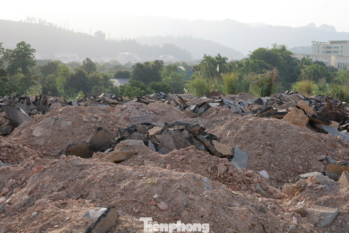 Ông Nhất thừa nhận, nếu không xử lý kịp thời, một thời gian ngắn nữa rác thải xây dựng sẽ tràn ra đường của quảng trường Hòa Bình. “Trong thời gian tới, hai phường sẽ có sự phối hợp chặt chẽ, xử lý triệt để người đổ rác trộm ở quảng trường, tránh gây ô nhiễm môi trường, làm mất mỹ quan đô thị”, ông Nhất cho biết.