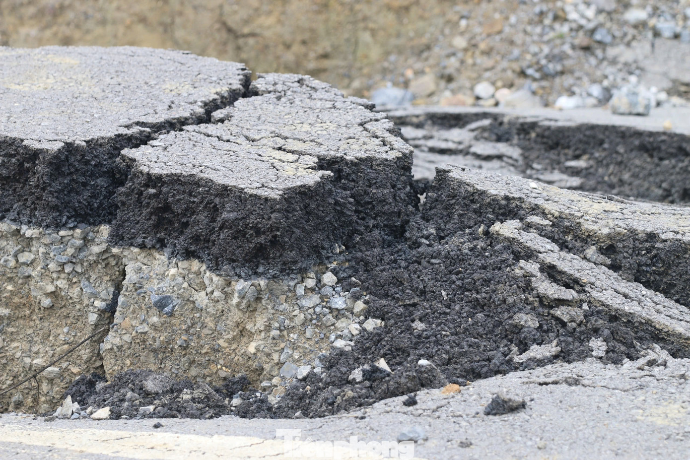 Mặt đường bị bong tróc nghiêm trọng, xuất hiện hàng loạt khe nứt dài. Mặt đường bị bong tróc nghiêm trọng, xuất hiện hàng loạt khe nứt dài.