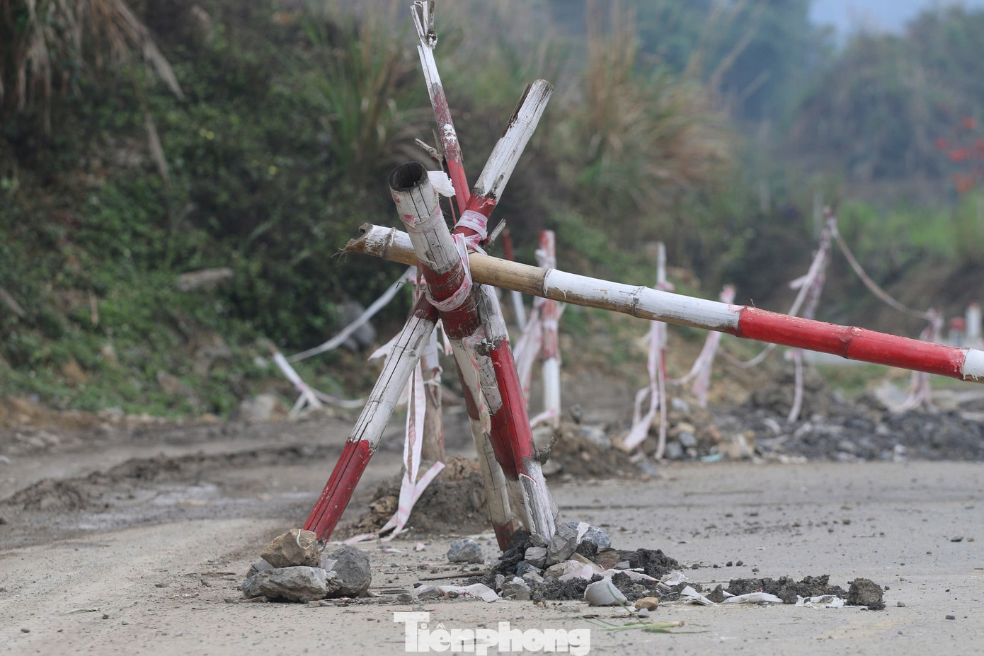 Những rào chắn tạm bợ bằng cọc tre, dây cảnh báo được dựng lên để cảnh báo người tham gia giao thông. Những rào chắn tạm bợ bằng cọc tre, dây cảnh báo được dựng lên để cảnh báo người tham gia giao thông.