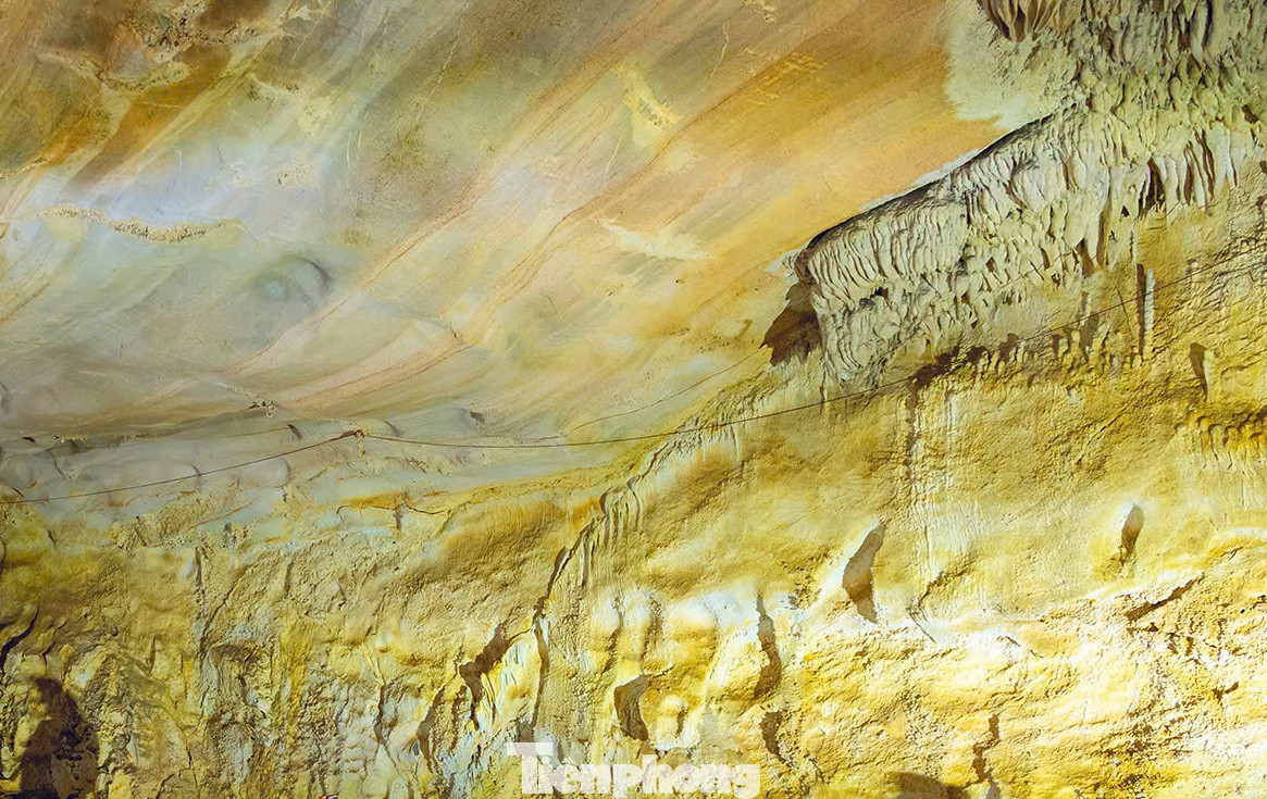 Càng vào sâu trong hang, dưới ánh đèn, những hình ảnh nhũ đá với nhiều hình thù nối tiếp nhau hiện ra, như hình con sư tử đang nằm chầu; khối đá hình pho tượng "Phật bà Quan âm" ngồi trên tòa sen; hình tượng một con voi đá trắng lớn.