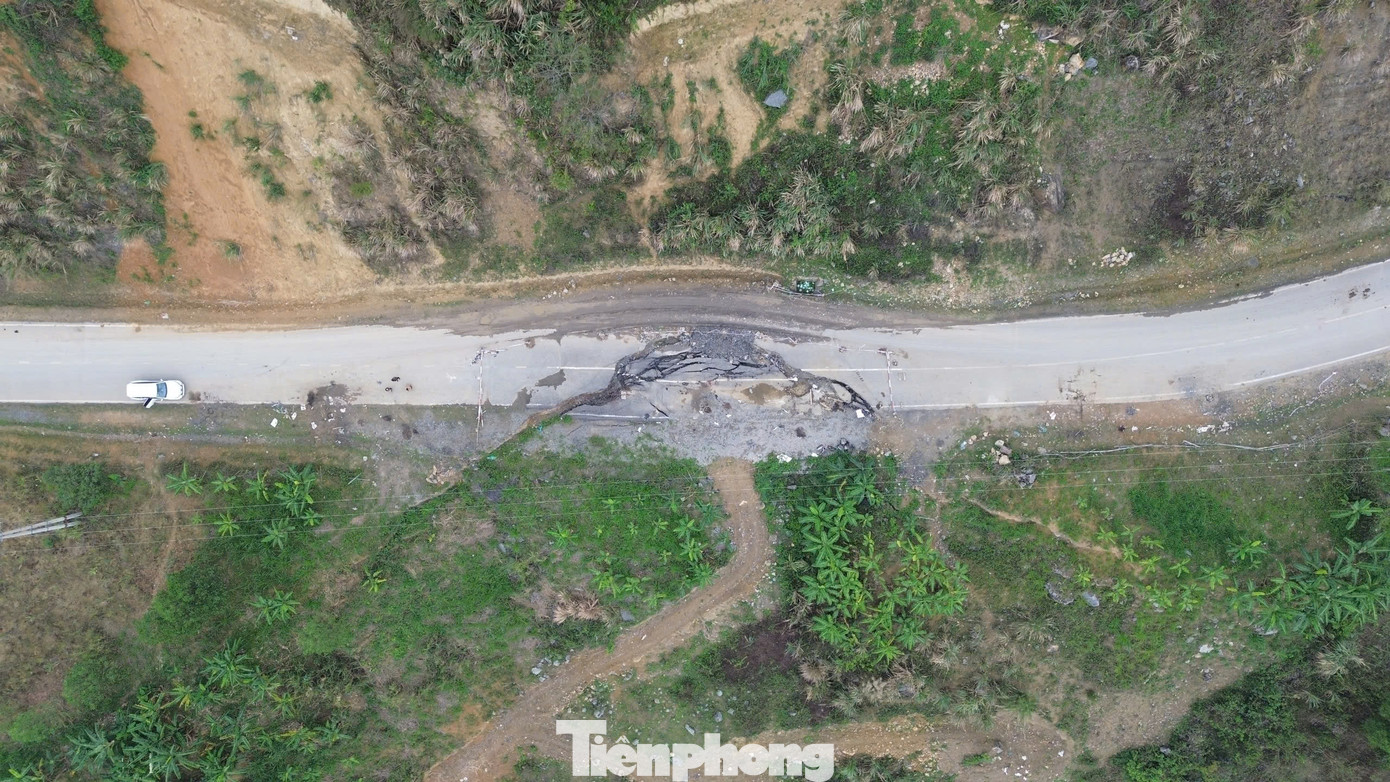 Tuyến đường trên xuất hiện nhiều đoạn sạt lở nghiêm trọng nhưng sau gần 1 năm, công tác khắc phục vẫn chưa hoàn tất. Tuyến đường trên xuất hiện nhiều đoạn sạt lở nghiêm trọng nhưng sau gần 1 năm, công tác khắc phục vẫn chưa hoàn tất.