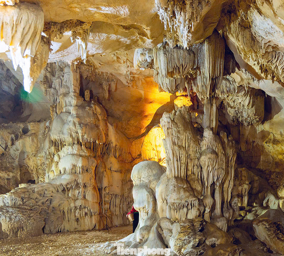 Càng vào sâu trong hang, dưới ánh đèn, những hình ảnh nhũ đá với nhiều hình thù nối tiếp nhau hiện ra, như hình con sư tử đang nằm chầu; khối đá hình pho tượng "Phật bà Quan âm" ngồi trên tòa sen; hình tượng một con voi đá trắng lớn.