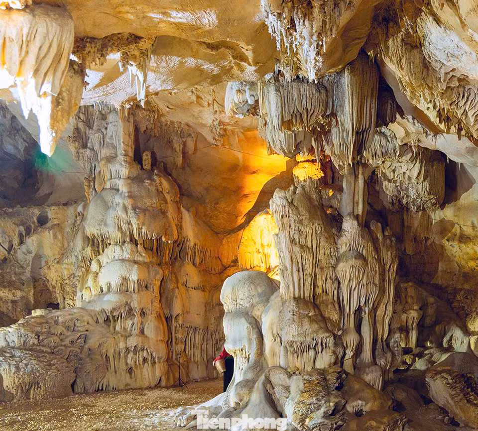 Càng vào sâu trong hang, dưới ánh đèn, những hình ảnh nhũ đá với nhiều hình thù nối tiếp nhau hiện ra, như hình con sư tử đang nằm chầu; khối đá hình pho tượng "Phật bà Quan âm" ngồi trên tòa sen; hình tượng một con voi đá trắng lớn.