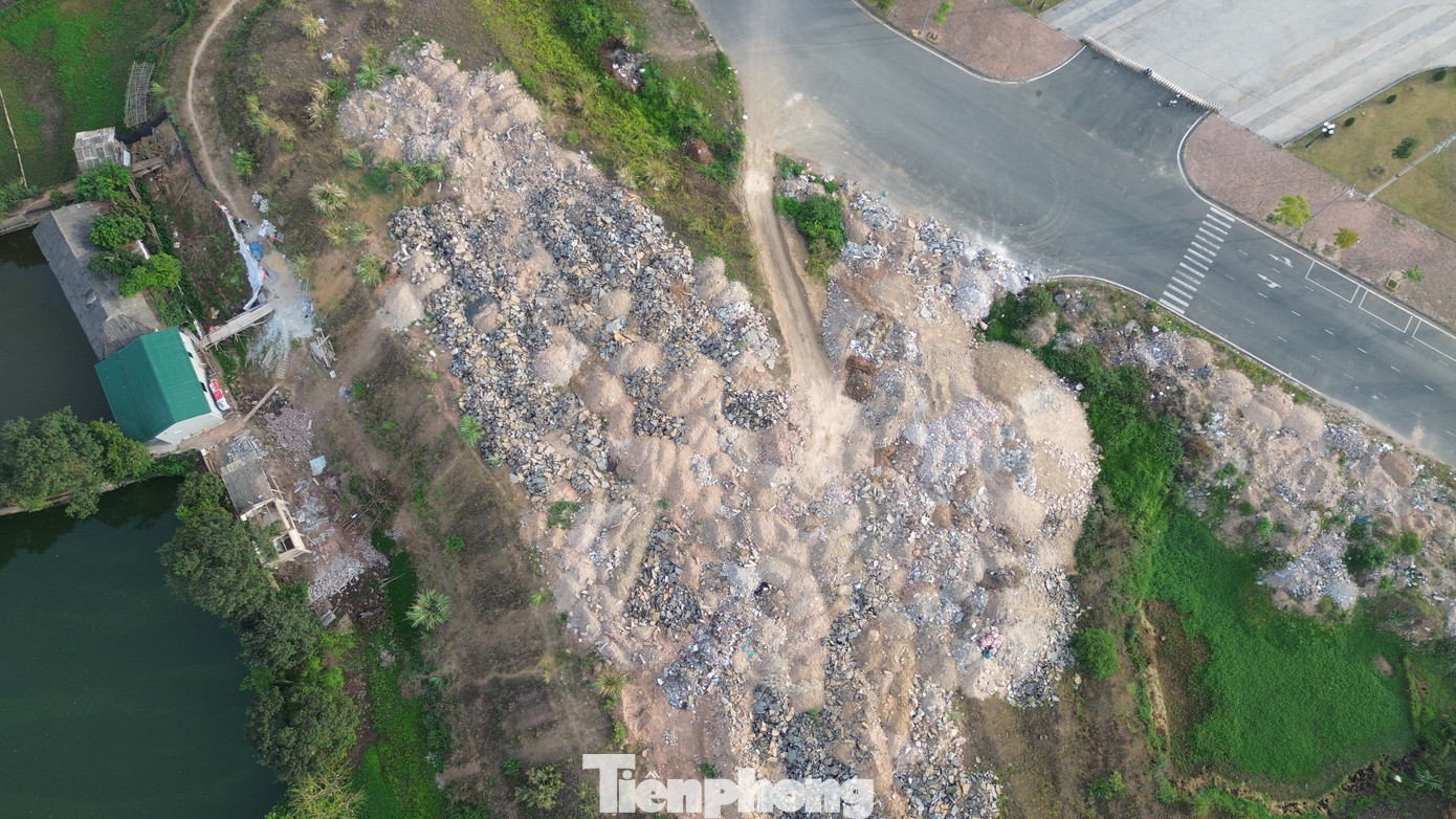 Bãi rác bao gồm đủ các loại đất đá, phế thải xây dựng như bê tông, nhựa đường, gạch đá...