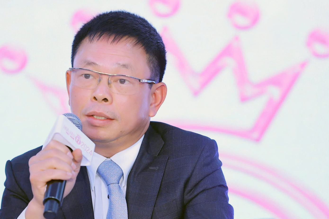 Nhà báo Phùng Công Sưởng - Tổng Biên tập báo Tiền Phong - Trưởng Ban tổ chức Hoa hậu Việt Nam năm 2024. Nhà báo Phùng Công Sưởng - Tổng Biên tập báo Tiền Phong - Trưởng Ban tổ chức Hoa hậu Việt Nam năm 2024.