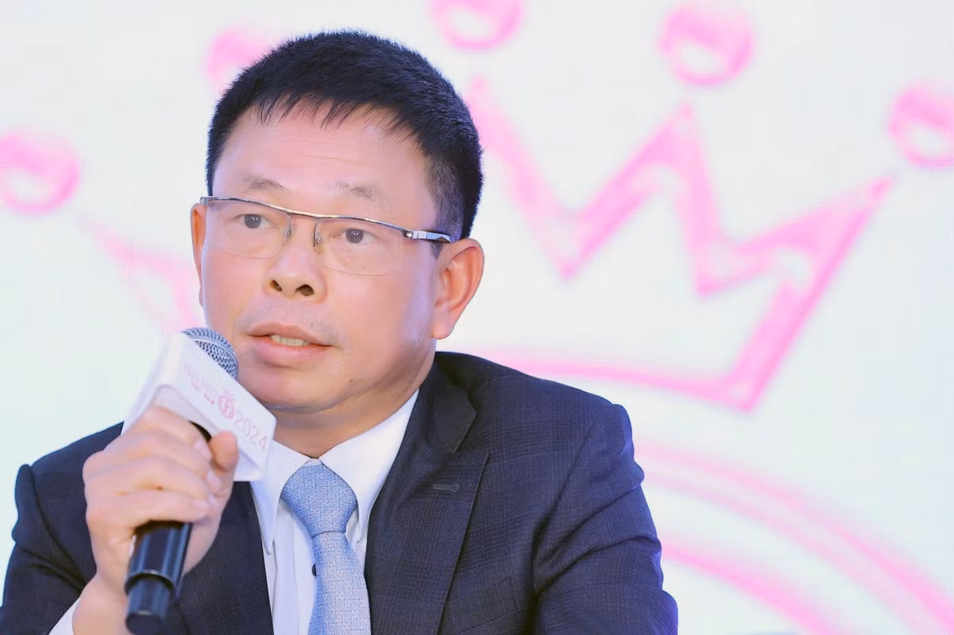 Nhà báo Phùng Công Sưởng - Tổng Biên tập báo Tiền Phong - Trưởng Ban tổ chức Hoa hậu Việt Nam năm 2024. Nhà báo Phùng Công Sưởng - Tổng Biên tập báo Tiền Phong - Trưởng Ban tổ chức Hoa hậu Việt Nam năm 2024.