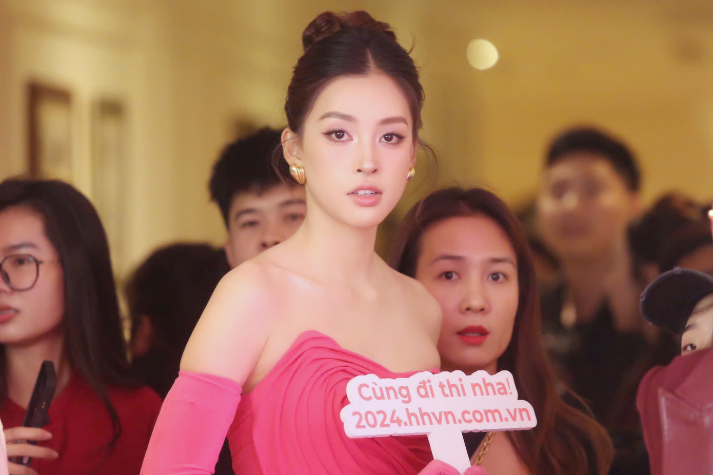 Hoa hậu Việt Nam năm 2018 Trần Tiểu Vy bày tỏ vui và hạnh phúc khi trở lại ngôi nhà Hoa hậu Việt Nam. Cô chúc các thí sinh có mùa thi ấn tượng, hoành tráng. “Tiểu Vy chúc các thí sinh tỏa sáng, nỗ lực hoàn thiện bản thân”, cô nói. Hoa hậu Việt Nam năm 2018 Trần Tiểu Vy bày tỏ vui và hạnh phúc khi trở lại ngôi nhà Hoa hậu Việt Nam. Cô chúc các thí sinh có mùa thi ấn tượng, hoành tráng. “Tiểu Vy chúc các thí sinh tỏa sáng, nỗ lực hoàn thiện bản thân”, cô nói.