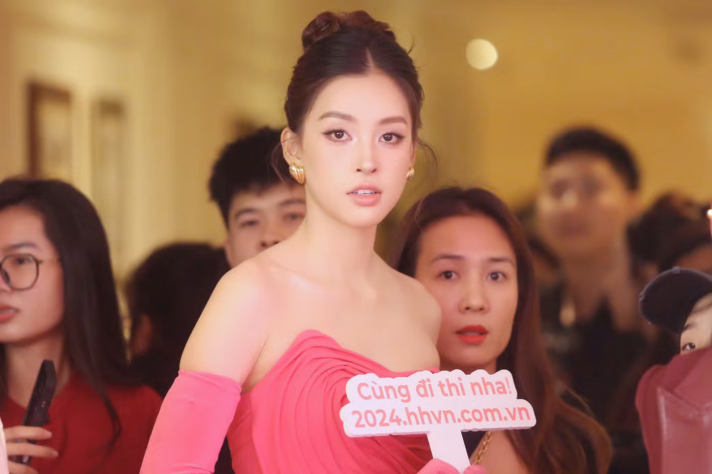 Hoa hậu Việt Nam năm 2018 Trần Tiểu Vy bày tỏ vui và hạnh phúc khi trở lại ngôi nhà Hoa hậu Việt Nam. Cô chúc các thí sinh có mùa thi ấn tượng, hoành tráng. “Tiểu Vy chúc các thí sinh tỏa sáng, nỗ lực hoàn thiện bản thân”, cô nói. Hoa hậu Việt Nam năm 2018 Trần Tiểu Vy bày tỏ vui và hạnh phúc khi trở lại ngôi nhà Hoa hậu Việt Nam. Cô chúc các thí sinh có mùa thi ấn tượng, hoành tráng. “Tiểu Vy chúc các thí sinh tỏa sáng, nỗ lực hoàn thiện bản thân”, cô nói.