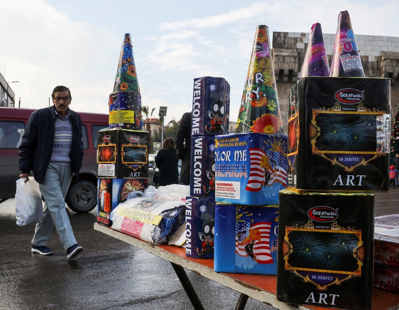 Pháo hoa được bày bán ở Damascus, thủ đô của Syria. Năm nay, Syria trải qua nhiều biến cố khi chính quyền của cựu Tổng thống Bashar Assad bất ngờ sụp đổ. (Ảnh: Reuters)