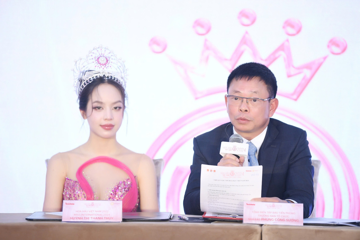 Nhà báo Phùng Công Sưởng - Tổng Biên tập báo Tiền Phong - Trưởng Ban tổ chức Hoa hậu Việt Nam năm 2024. Nhà báo Phùng Công Sưởng - Tổng Biên tập báo Tiền Phong - Trưởng Ban tổ chức Hoa hậu Việt Nam năm 2024.