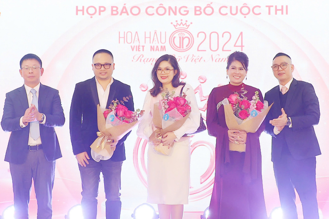 Nhà báo Phùng Công Sưởng - Tổng Biên tập báo Tiền Phong - Trưởng Ban tổ chức Hoa hậu Việt Nam năm 2024, và ông Hoàng Thọ Ninh - Chủ tịch Hội đồng quản trị, kiêm Tổng giám đốc Hoàng Thành Media - đơn vị đồng tổ chức, tặng hoa tri ân các đơn vị đồng hành. Nhà báo Phùng Công Sưởng - Tổng Biên tập báo Tiền Phong - Trưởng Ban tổ chức Hoa hậu Việt Nam năm 2024, và ông Hoàng Thọ Ninh - Chủ tịch Hội đồng quản trị, kiêm Tổng giám đốc Hoàng Thành Media - đơn vị đồng tổ chức, tặng hoa tri ân các đơn vị đồng hành.