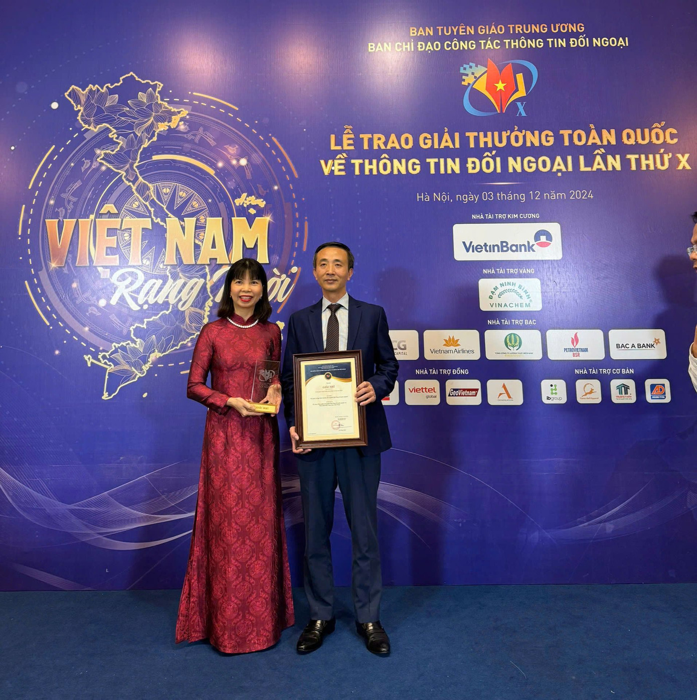 Bà Phạm Thị Kim Hoa – Vụ trưởng Vụ Thông tin Văn hoá, Ủy ban Nhà nước về NVNONN, và ông Nguyễn Chí Bính – Phó Tổng Giám đốc NXBGDVN, với Giải thưởng toàn quốc về thông tin đối ngoại lần thứ X - năm 2024.