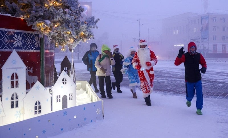 Người Nga thi chạy dưới cái rét -47 độ C tại Yakutsk (phía đông bắc Siberia) ngày 31/12. (Ảnh: Reuters)