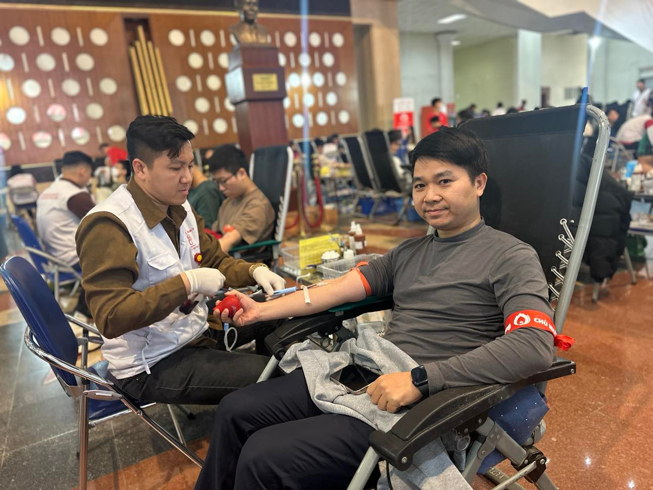 Trong ảnh là anh Vũ Mạnh Tuấn đang hiến máu tại Chủ Nhật Đỏ ở Đại học Bách khoa Hà Nội sáng 29/12. Đây là lần thứ 43 anh thực hiện nghĩa cử cao đẹp này. Những lần đầu tiên anh hiến khi còn là sinh viên Đại học Bách khoa. Khi đi làm ở Ban Công nghệ thông tin, Ngân hàng cổ phần Bắc Á (BAC A BANK, đơn vị 12 lần đồng tổ chức Chủ Nhật Đỏ thông qua quỹ Vì tầm vóc Việt), anh lại liên tục tham gia hiến máu.