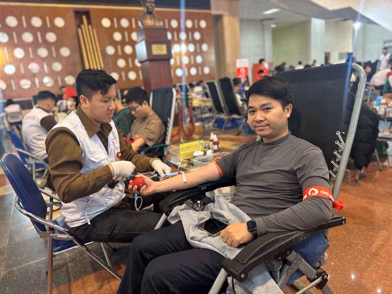Trong ảnh là anh Vũ Mạnh Tuấn đang hiến máu tại Chủ Nhật Đỏ ở Đại học Bách khoa Hà Nội sáng 29/12. Đây là lần thứ 43 anh thực hiện nghĩa cử cao đẹp này. Những lần đầu tiên anh hiến khi còn là sinh viên Đại học Bách khoa. Khi đi làm ở Ban Công nghệ thông tin, Ngân hàng cổ phần Bắc Á (BAC A BANK, đơn vị 12 lần đồng tổ chức Chủ Nhật Đỏ thông qua quỹ Vì tầm vóc Việt), anh lại liên tục tham gia hiến máu.