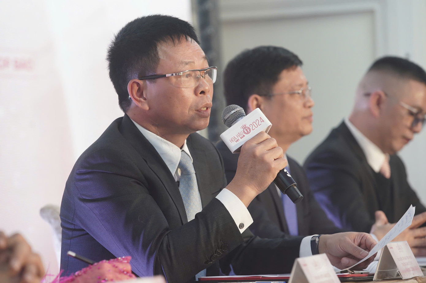 Nhà báo Phùng Công Sưởng - Tổng Biên tập báo Tiền Phong - Trưởng Ban tổ chức Hoa hậu Việt Nam năm 2024. Nhà báo Phùng Công Sưởng - Tổng Biên tập báo Tiền Phong - Trưởng Ban tổ chức Hoa hậu Việt Nam năm 2024.