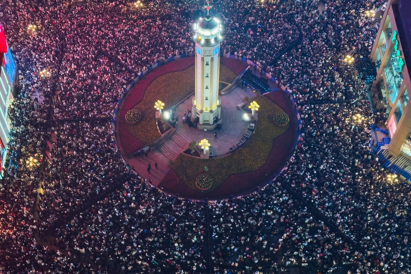 Hàng ngàn người tụ tập chờ đón Giao thừa quanh Đài tưởng niệm Jiefangbei ở Trùng Khánh (Trung Quốc). (Ảnh: Getty Images)