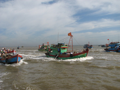 Tàu cá ngư dân chuẩn bị ra khơi. Nguồn: Internet. a