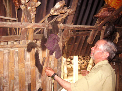 Già làng Krới bên những chiến lợi phẩm Ảnh: H.Văn