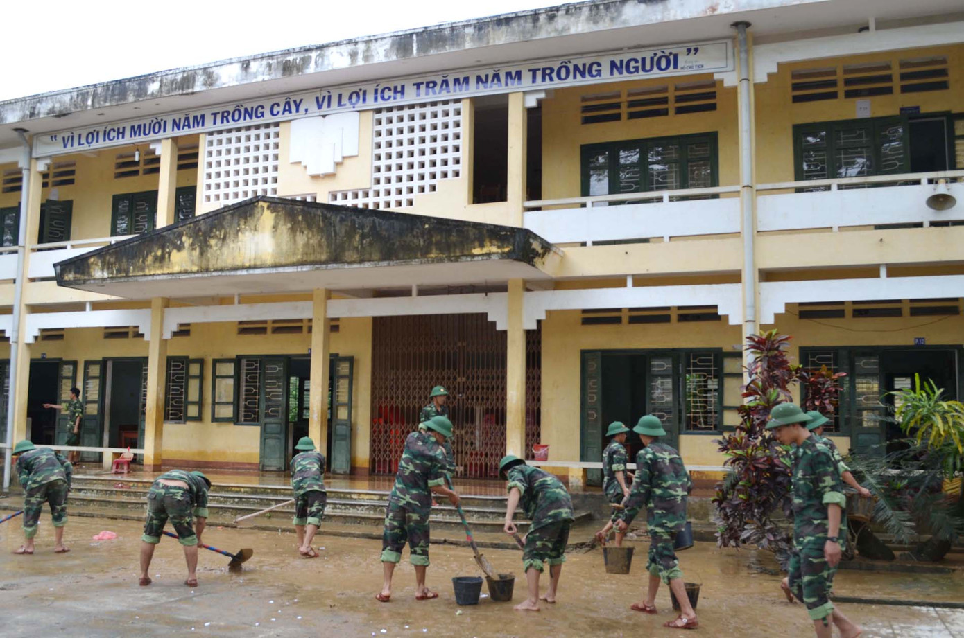 CBCS Trung đoàn 887 giúp trường tiểu học Hành Minh (Nghĩa Hành) dọn bùn sau lũ để sớm cho học sinh đến trường