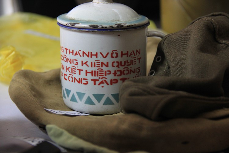 4 kỷ vật (túi xách, khay, ca, mũ vải) của ông Lê Sơn (81 tuổi, trú Nguyễn Tri Phương- TP.Đà Nẵng), từng là thanh niên xung phong thuộc Trung đoàn 64, Sư đoàn 320 tham gia chiến dịch Điện Biên Phủ... Trong đó, chiến khacy đựng cốc chiến được làm từ mảnh xác máy bay Mỹ F105 (máy bay thần sấm) bị bắn tại tỉnh Yên Bái năm 1966