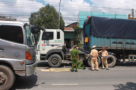 BẢN TIN ATGT: Người phụ nữ tử vong dưới gầm xe ben ảnh 5