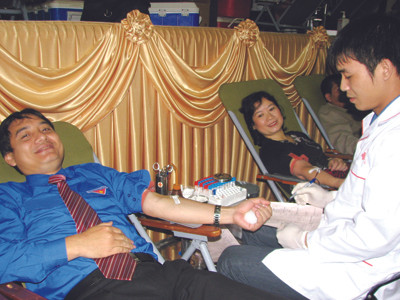 Bí thư T.Ư Đoàn Nguyễn Đắc Vinh hiến máu trong ngày Chủ nhật đỏ (lần 2) năm 2010. Ảnh: Nguyễn Hà. Bí thư T.Ư Đoàn Nguyễn Đắc Vinh hiến máu trong ngày Chủ nhật đỏ (lần 2) năm 2010 Ảnh: Nguyễn Hà