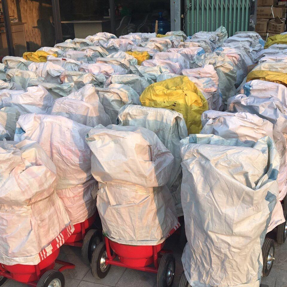 Thiết bị PCCC loại 24 đến 35kg khá phù hợp với cửa hàng, hộ kinh doanh. Ảnh: M.Đ Thiết bị PCCC loại 24 đến 35kg khá phù hợp với cửa hàng, hộ kinh doanh. Ảnh: M.Đ