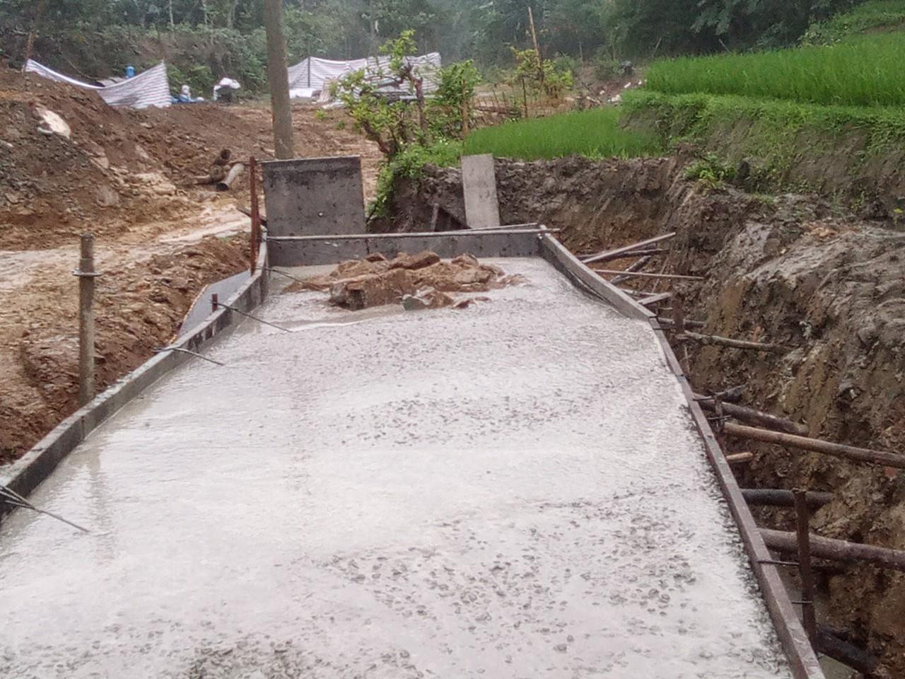 Sau khi đổ bê tông. Sau khi đổ bê tông.