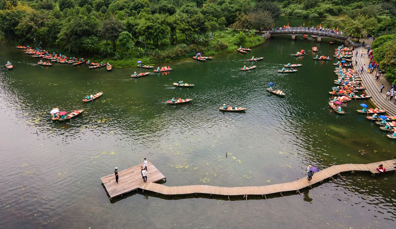 Khách du lịch nhộn nhịp trở sau giãn cách xã hội do dịch COVID kéo dài. Ảnh: Đ.H