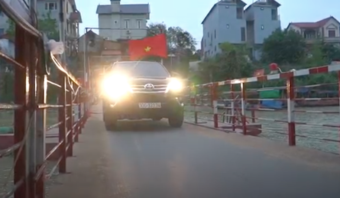 Cầu phao hiện đang vận hành phục vụ cho cả ô tô từ 9 chỗ chở xuống. Ảnh: M.Đ