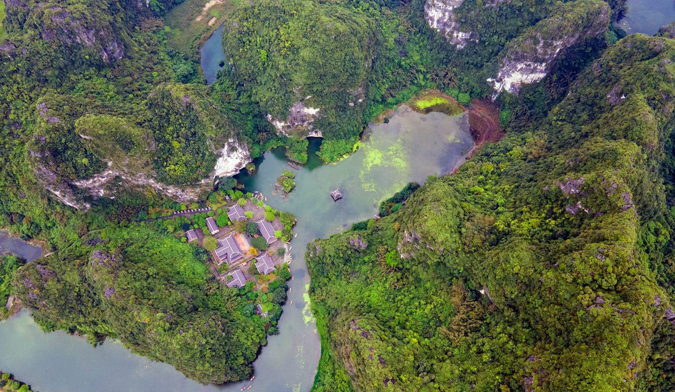 Khu quần thể danh thắng Tràng An nhìn từ trên cao. Ảnh: Đ.H